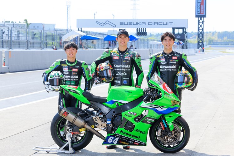 Kawasaki Plaza Racing Team　（左から）彌榮郡選手、岩戸亮介選手、中山耀介選手